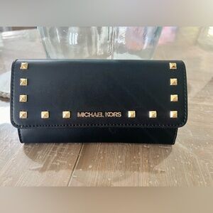 MICHAEL KORS JET SET TRAVEL LADY LARGE TRIFOLD  NON-LEATHER VEGAN WALLET 
BLACK